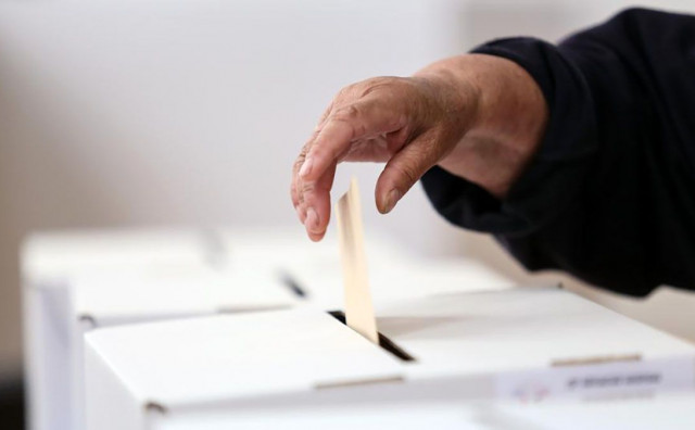 Glasovanje kutija ruka