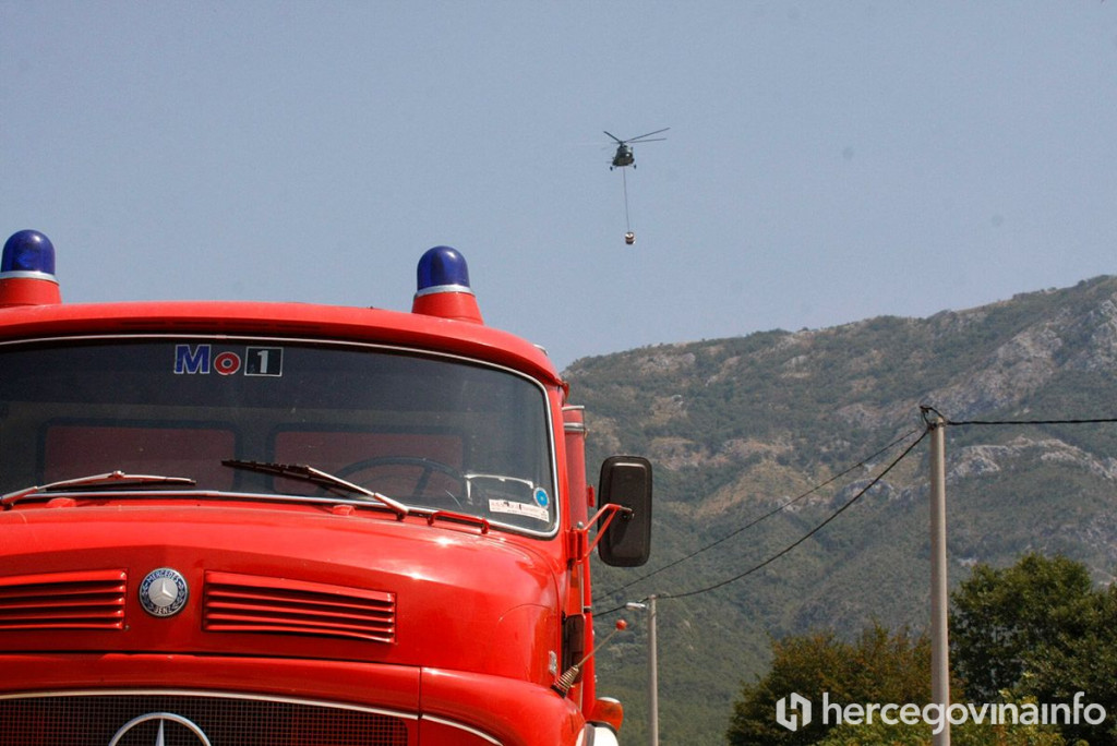 Vatrogasci i helikopter požar