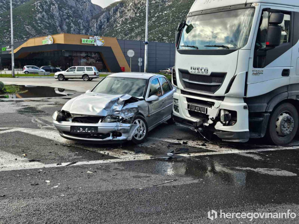 Sudar automobila i šlepera na izlazu iz Mostara