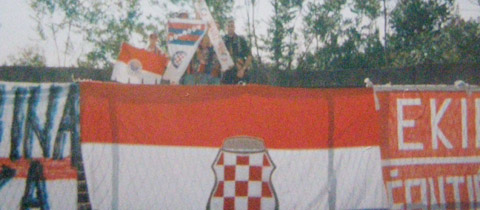 Navijači Zrinjskog sa zastavom HZ Herceg-Bosna u Stocu 1997. godine.