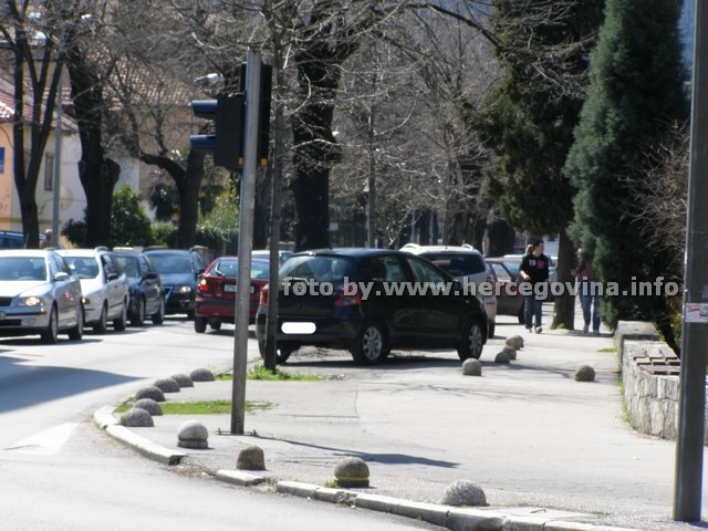 Parkirano vozilo pored Irish pub-a