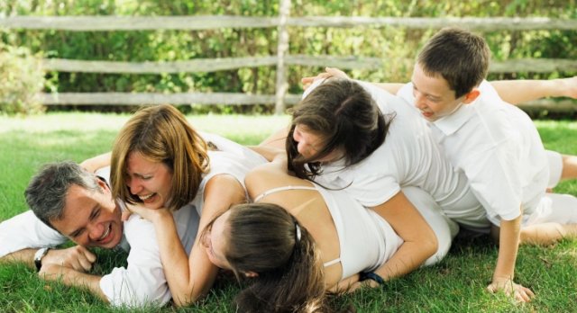 pubertet, osoba, telefon, žena, obitelj, obitelj, priča, tata, roditelji, djeca rast, greške, život, godine, kašnjenje navika, tata, roditelji, roditelji i djeca, život s roditeljima , obitelj, obiteljski život, odgoj djece, odgoj