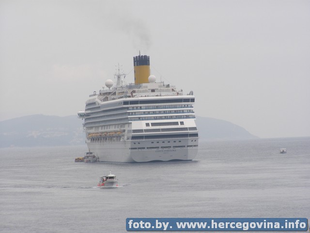 Kruzer sa stranim turistima na domak Dubrovnika