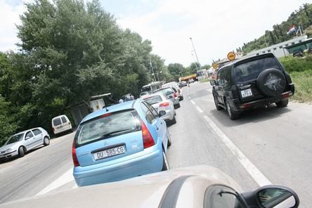 stanje na cestama, granični prijelazi, putovnice, granica, granica između Hrvatske i BiH, gužva, prometna gužva, kontrola putnika, schengen, privremena obustava, granični prijelazi, granični prijelaz, BIH, granica, pravila, Doljani, granični prijelaz doljani, MGP Doljani, GP Doljani, granica, granica između Hrvatske i BiH, promet, stanje na prometnicama, stanje na cestama, stanje na putevima, granica, granica između Hrvatske i BiH, gužva