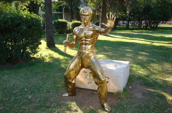 Bruce Lee, spomenik, Mostar, Ante Tomić, Nino Raspudić, Bruce Lee, park Zrinjevac, park, Mostar