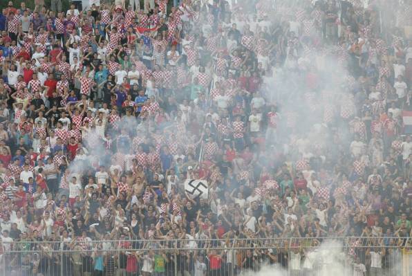 Neodgovorni pojedinac na utakmici u Splitu između Hrvatske i Gruzije donio je svastiku te Hrvatsku čeka velika kazna.