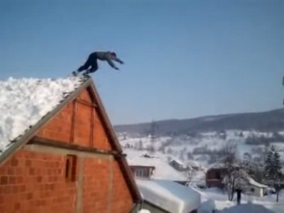 Hrabrost ili ludost: Mostarc skočio laste sa vrha kuće u snijeg