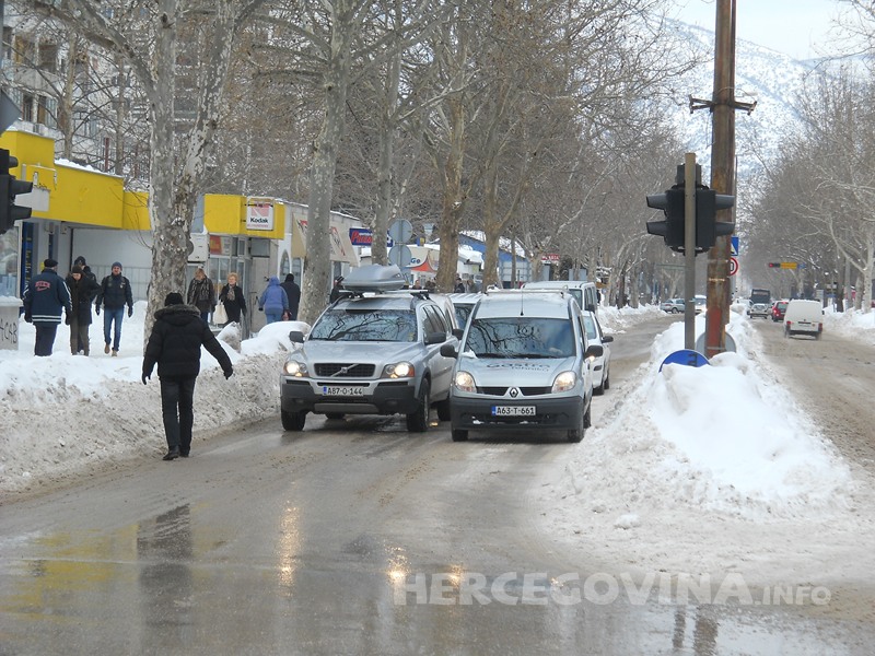 Mostar, snijeg, Elementarna nepogoda, automobili, zimska oprema
