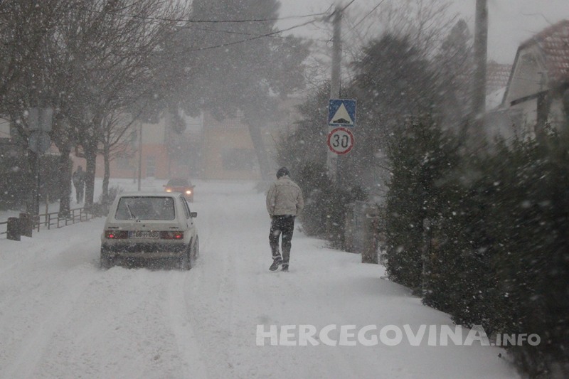 snijeg, Mostar, Mostar, snijeg, snijeg, Mostar, nevrijeme, Snažno nevrijeme, olujno nevrijeme, vremenska prognoza, vremenske neprilike