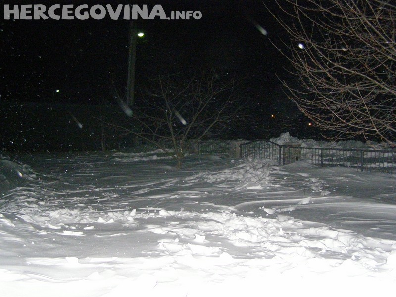 noćna-šetnja-u-snjeznom-naselju-vojno