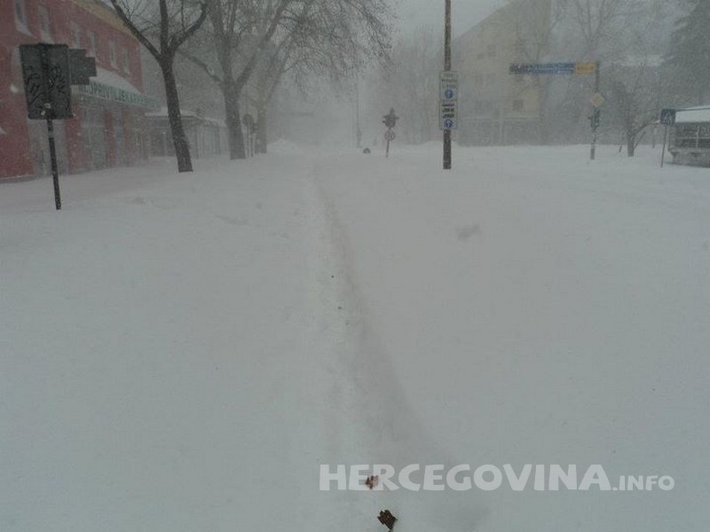 Mostar, snijeg, Elementarna nepogoda, Mostar, snijeg, Mostar, snijeg, smrzavanje, smrznuti se, Hrvatska, Mostar, snijeg