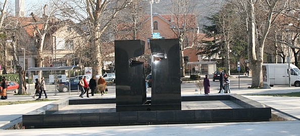 Mostar: Položeni vijenci na spomenik poginulim hrvatskim braniteljima 