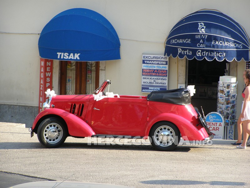 prekrasni-old-timer-fiat-balilla-cabrio-na-ulazu-u-staru-gradsku-jezgru-dubrovnika