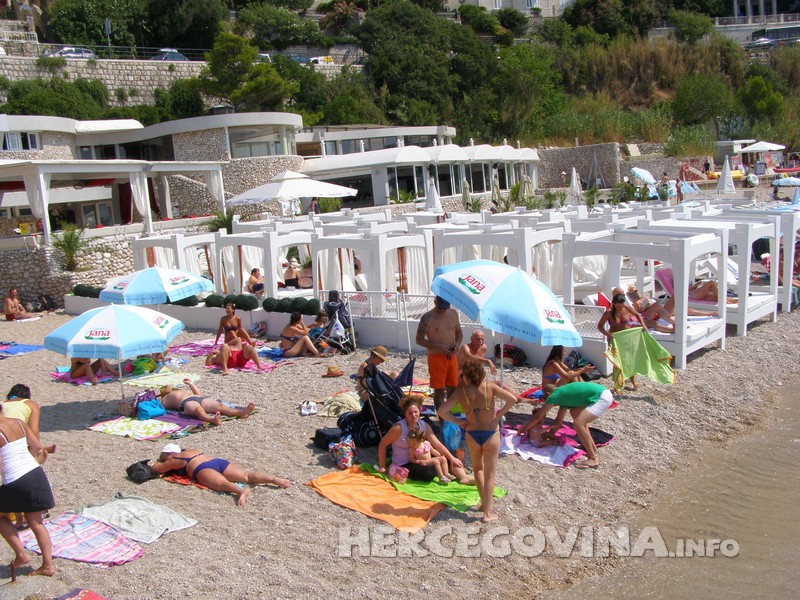 uklonjene-lezaljke-sa-dijela-plaze-banje-za-koje-vlasnik-nije-imao-odobrenje