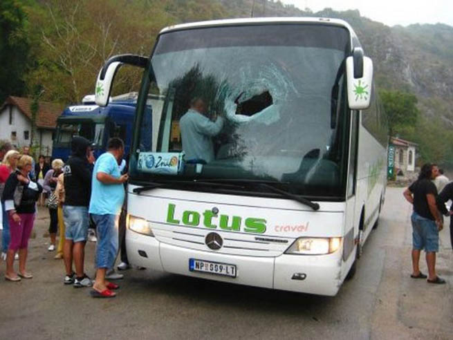 stjena, autobus, provalija