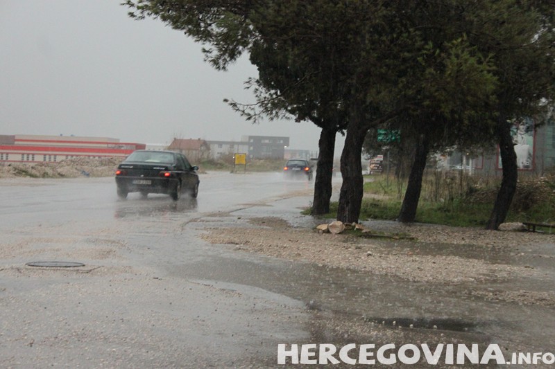 Mostar, oluja, kiša, kiša, meteorolška prognoza, vrijeme, vremenska prognoza, oprez, nevrijeme, Mostar, Livno, Konjic, nevrijeme, stanje na cestama, vremenska prognoza, Mostar, nevrijeme u Mostaru, kiša, meteoalarm, žuto upozorenje, meteoalarm, vremenska prognoza, Mostar, oluja, bura, stanje na cestama, stanje na putevima, AMS BIH, stanje na prometnicama, stanje na cestama, stanje na putevima