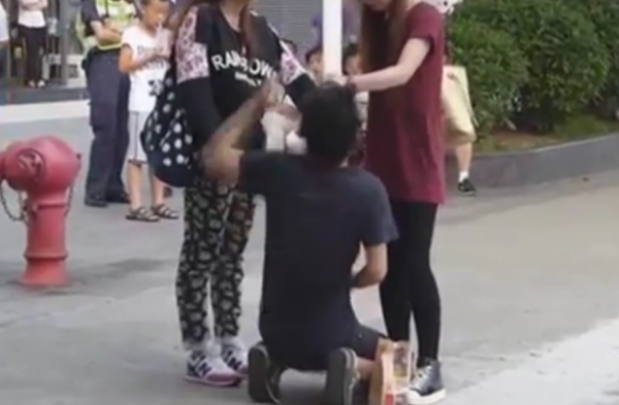 dečko, cura, šamaranje, varanje