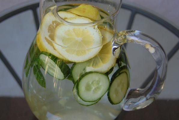 Sassy voda, masnoće u trbuhu, topi kilograme, smanjuje nadutost, krastavac, đumbir, limun, menta, mamurluk, jutro poslije, Piće od limuna i meda, Pepermint osvježenje, Mlijeko od badema i višanja