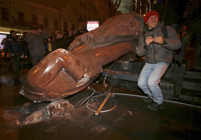 ukrajina, Rušenje kipa, ukrajinska oporba, Kijev, Viktor Janukovič, vitalij kličko