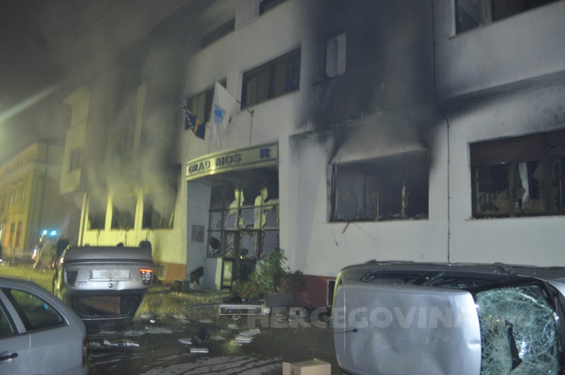 Mostar, prosvjedi, prosvjednici, Mostar, huligani, Neredi u Mostaru, huligani, prosvjednici, prosvjedi, paljenje