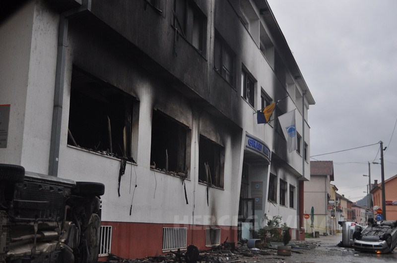 Neredi u Mostaru, Gradska uprava Mostara, spaljeni objekti, Neredi u Mostaru