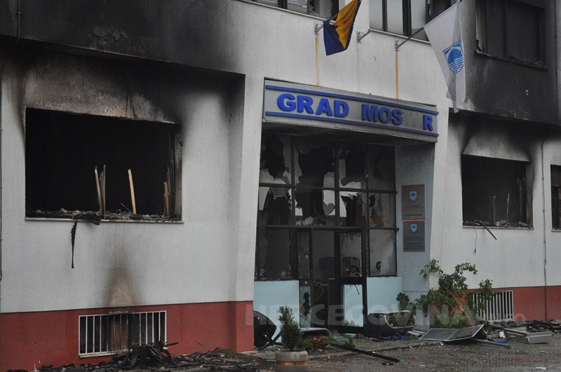 Neredi u Mostaru, Neredi u Mostaru, Mostar, Gradska uprava Mostara, radnici, Gradska uprava Mostara, Neredi u Mostaru, Gradska uprava Mostara, spaljeni objekti, Neredi u Mostaru