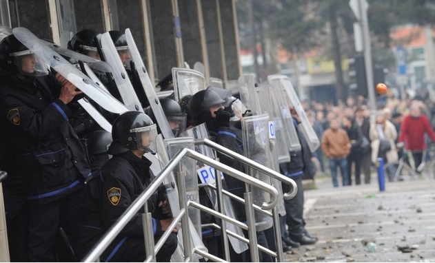 pranje novca, prosvjed, prosvjednici, Neredi, Tuzla, prosvjedi, pljačka, Tuzla, Neredi, pismo, policajac, prosvjedi, Tuzla, Neredi u Mostaru, prosvjedi, Dayton, BIH, prosvjedi, prosvjedi, Neredi u Mostaru, policija, prosvjedi, šteta, BIH, demokracija, prosvjedi, Tuzla, Sarajevo, prosvjedi, BIH, prosvjedi, prosvjedi, BIH, županije