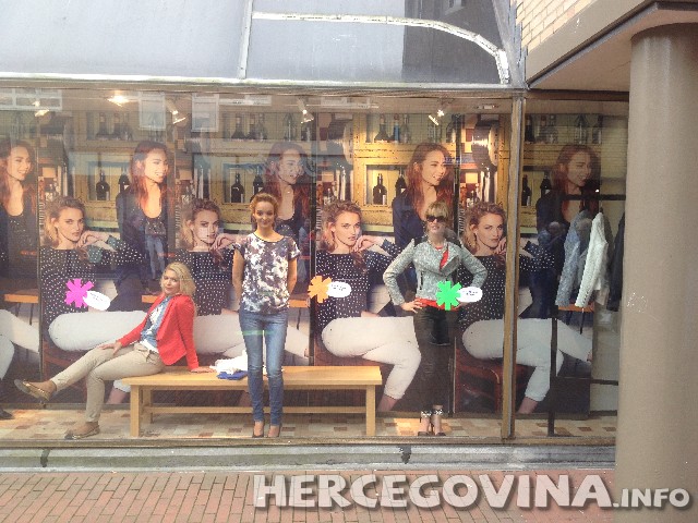 lutke u izlozima, idealna reklama, sa seksi donjim rubljem, atraktivni modeli