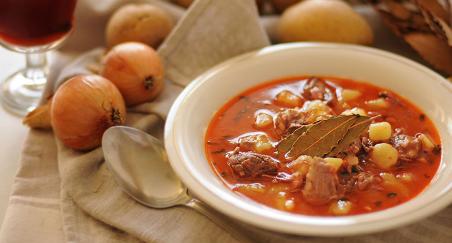Vinski gulaš, Sastojci, recept, priprema, crvena paprika, špek