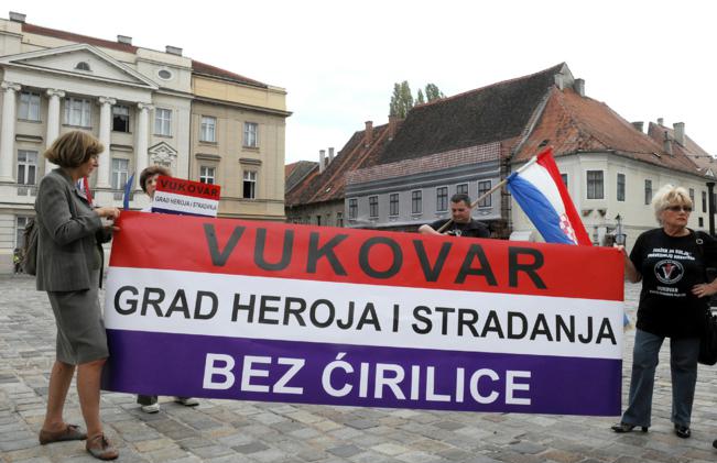 Vukovar, Stožer za obranu hrvatskog Vukovara, hrvatski sabor, Saborski zastupnici, glasovanje, ćirilica, Vukovar, ćirilica, dvojezična ploča, Stožer za obranu hrvatskoga Vukovara, Zoran Milanović, kaznene prijave, HRT, Goran Radman, ravnatelj HRT-a , Stožer za obranu hrvatskog Vukovara, Stožera za obranu hrvatskog Vukovara, stožer za obranu Vukovara, dvojezična ploča, dvojezični natpisi