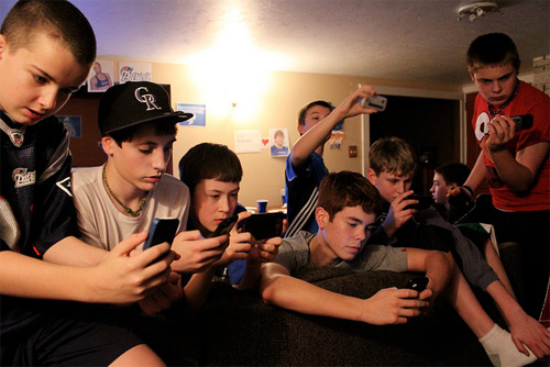 djeca, komuniciraju virtualno, ekrani tableta ili smartfona, komunikacijske sposobnosti, štetnost prečestog korištenja, smartfon, tablet