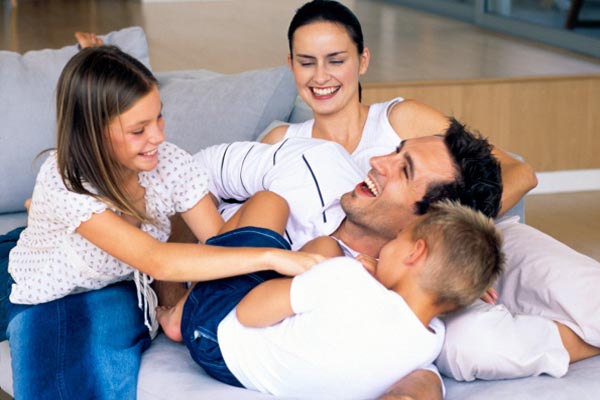 obitelj, obiteljski život, dijete, roditelj, odrastanje, postavljanje granica, neprestana zaštita dijetetu, djeca, djeca roditelji, narcisoidnost