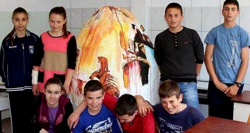 Učenici OŠ Tin Ujević iz Vitine sa velikom pisanicom