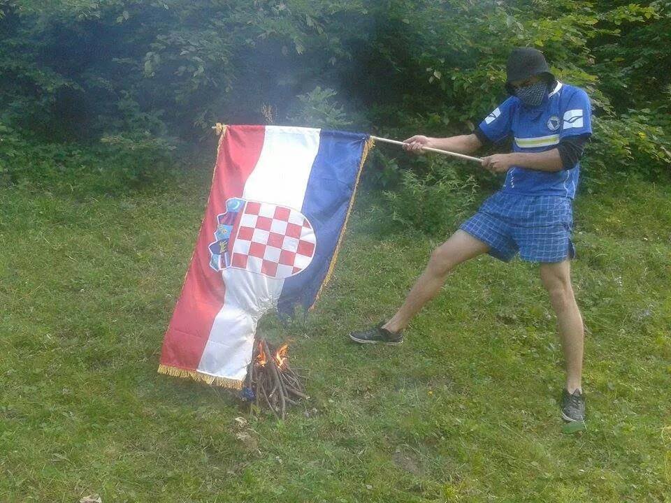 paljenje hrvatske zastave, zapaljena zastava, hrvatska zastava, Sarajevo, Vitez