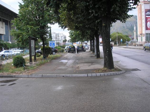 parking, parking prostor, pješaci, nogostup