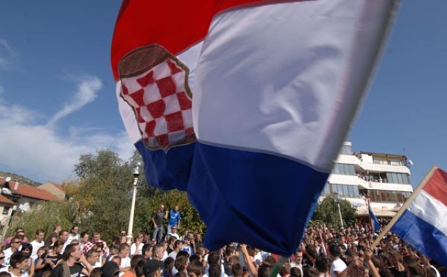 https://www.hercegovina.info/img/repository/2014/07/medium/herceg-bosna-zastava_60868125.jpg