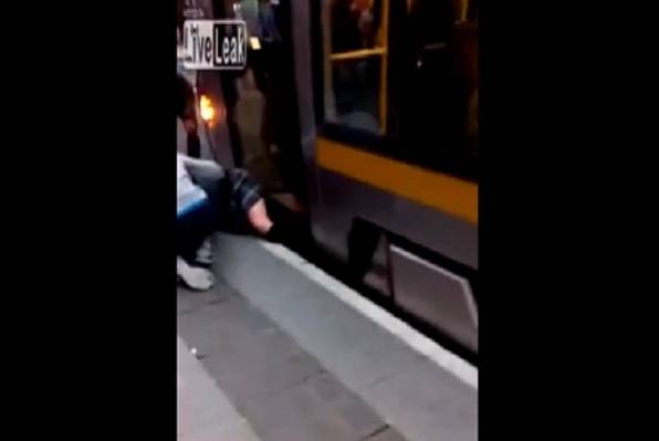 tramvaj, djevojka, prolaznici