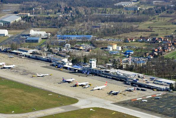 Zračna luka Zagreb, traktor za prtljagu