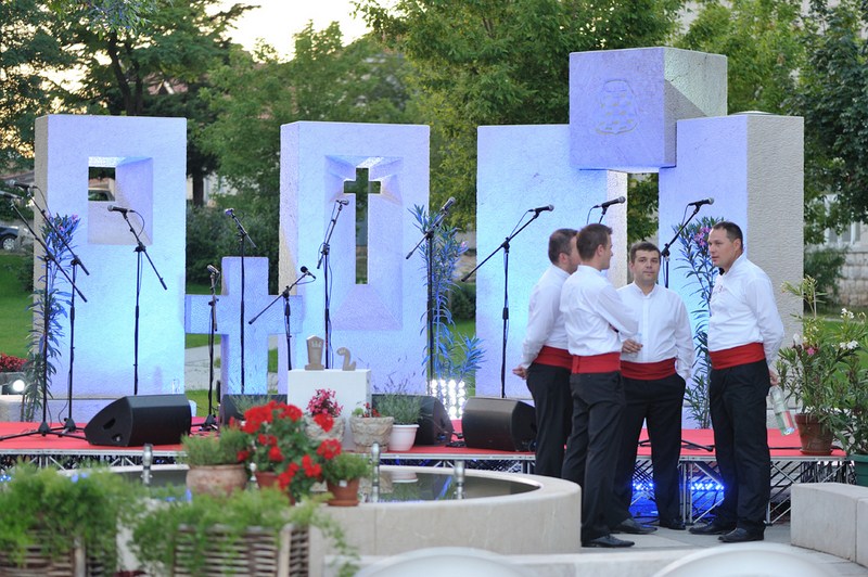 Posuški stećak, klape