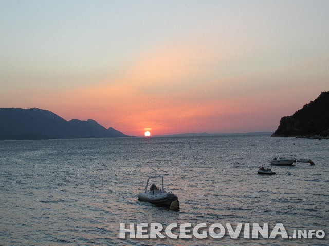 Komarna, turisti, zalazak sunca, povratak u doomovinu, odlazak mladih