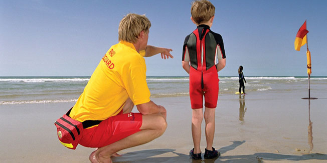 dječak, spasilačka služba, poljubac