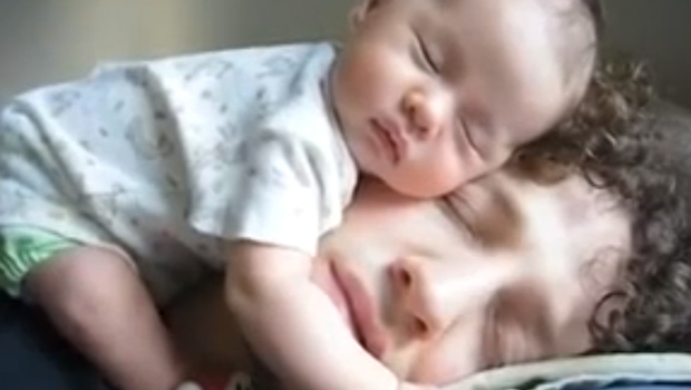 spavanje san, beba, otac, mama, majčinska ljubav