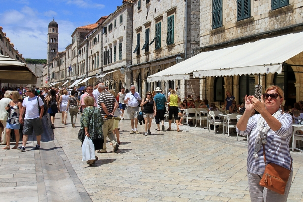 konobarica, gost, Incident