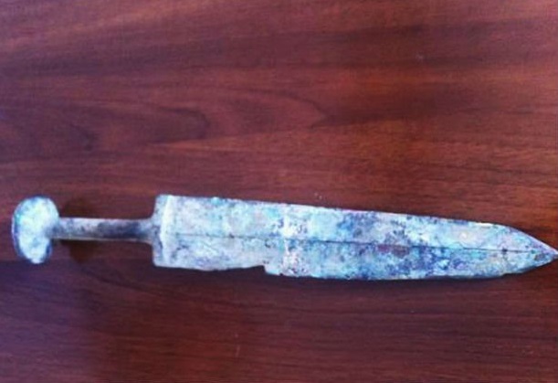 dječak, mač, rijeka