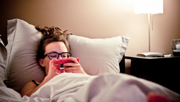 mobitel, spavanje san, tinejdžerica, dijete, roditelji, mobitel, aplikacije