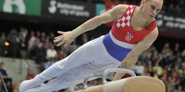 gimnastika, gimnastičari,  na konju s hvataljkama