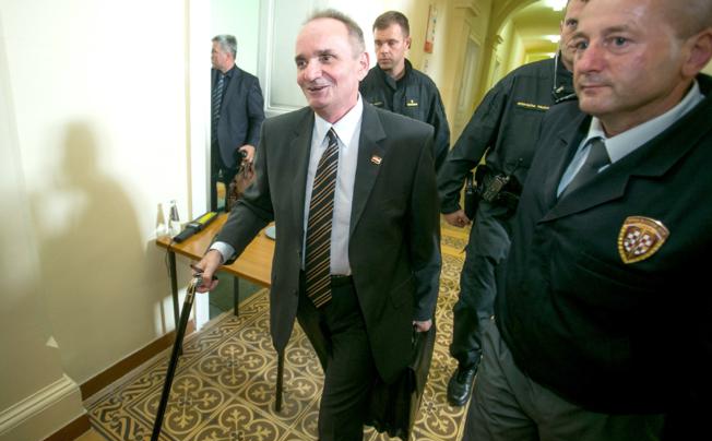 Branimir Glavaš, Ivan Vrkić, gradonačelnik Osijeka, zatvor u Mostaru, Županijski sud Osijek, Branimir Glavaš, korištenje izvanzatvorskih pogodnosti , Branimir Glavaš, Branimir Glavaš, Branimir Glavaš, Branimir Glavaš, Drinovci, Branimir Glavaš, tjeralica,  zagrebački sud, slučaj Selotejp, Branimir Glavaš, istražni zatvor, povučena tjeralica, Branimir Glavaš, Branimir Glavaš, Vrhovni sud RH, Ustavni sud RH, Branimir Glavaš, Branimir Glavaš,  u istražnom zatvoru, zatvor, Branimir Glavaš, imunitet, Saborsko Mandatno-imunitetno povjerenstvo, DORH, Branimir Glavaš, HDSSB, Saborski zastupnik 