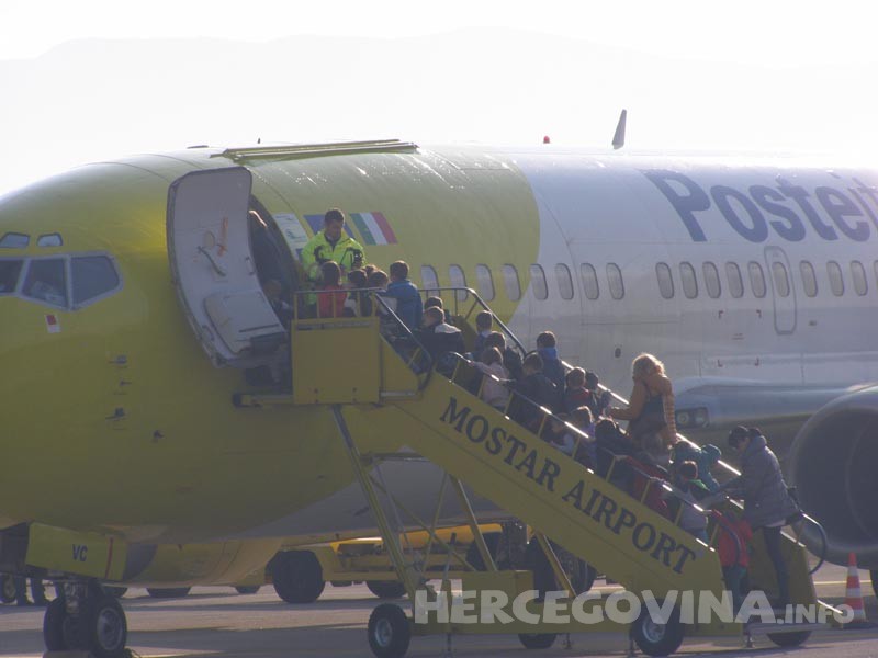 Djeca u Zračnoj luci Mostar