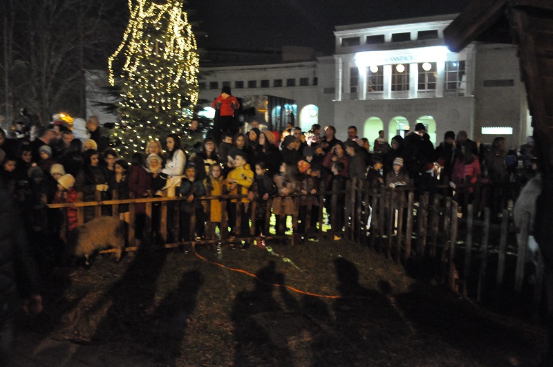 Frama Mostar, klavir, žive jaslice