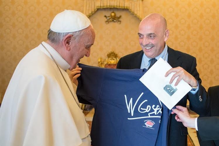 Papa od talijanskog novinara dobio majicu 'Viva la Gospa' i knjige o Međugorju